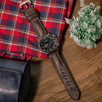 Arillo-tapered-and-padded-strap-on-Panerai-Luminor-PAM0072-made-by-Gunny-straps