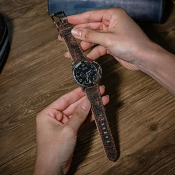 Blackbay-leather-strap-on-Panerai-Luminor-PAM00072-made-by-Gunny-straps