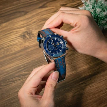 Blue-patina-with-orange-scritto-on-Omega-seamaster-planet-ocean-made-by-Gunny-Straps