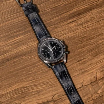 Anthracite-Crocodile-Strap-on-Omega-Speedmaster-made-by-Gunny-Straps