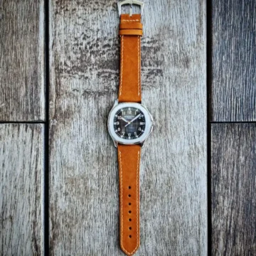 cognac-nubuck-strap-on-patek-philippe-aquanaut-made-by-Gunny-Straps
