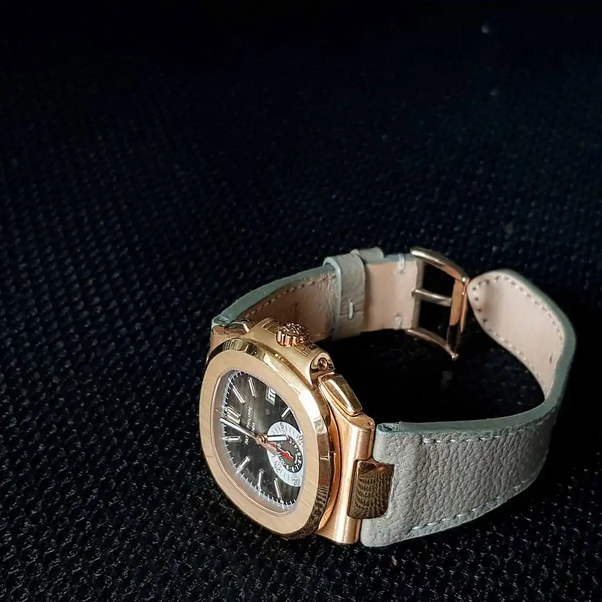 pebble-grey-leather-strap-on-patek-philippe-nautilus-made-by-gunny-straps