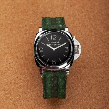 Green-Double-Muscullar-Canvas-Strap-on-Panerai-Luminor-made-by-Gunny-Straps