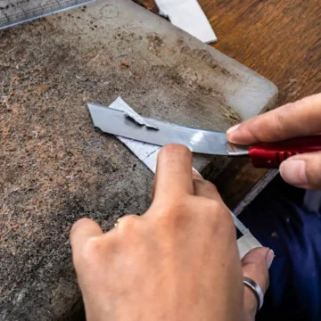 4.-Handcraft-strap-process-Leather-Skiving