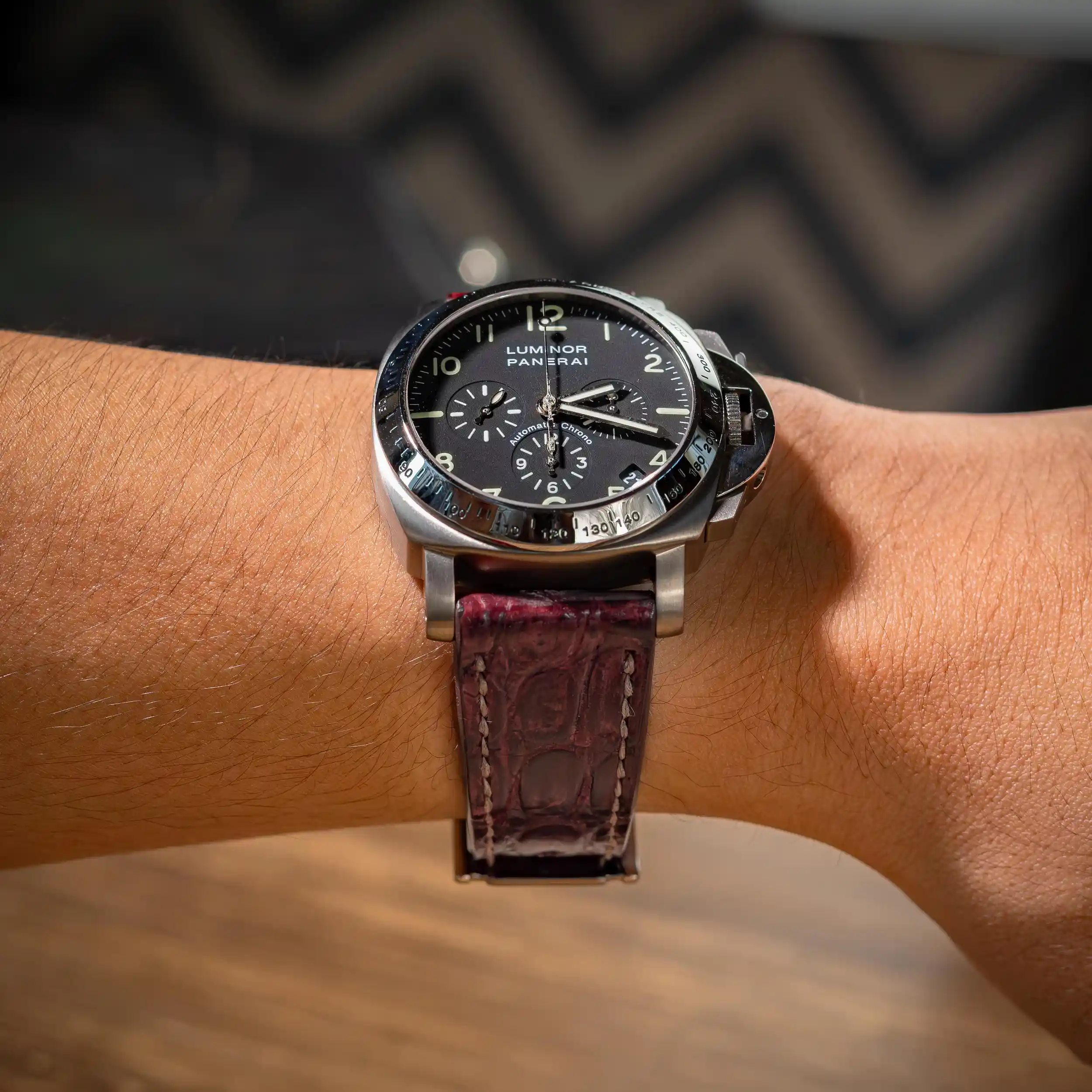 Bordeaux-crocodile-strap-on-Panerai-Luminor-PAM00072-made-by-Gunny-Straps