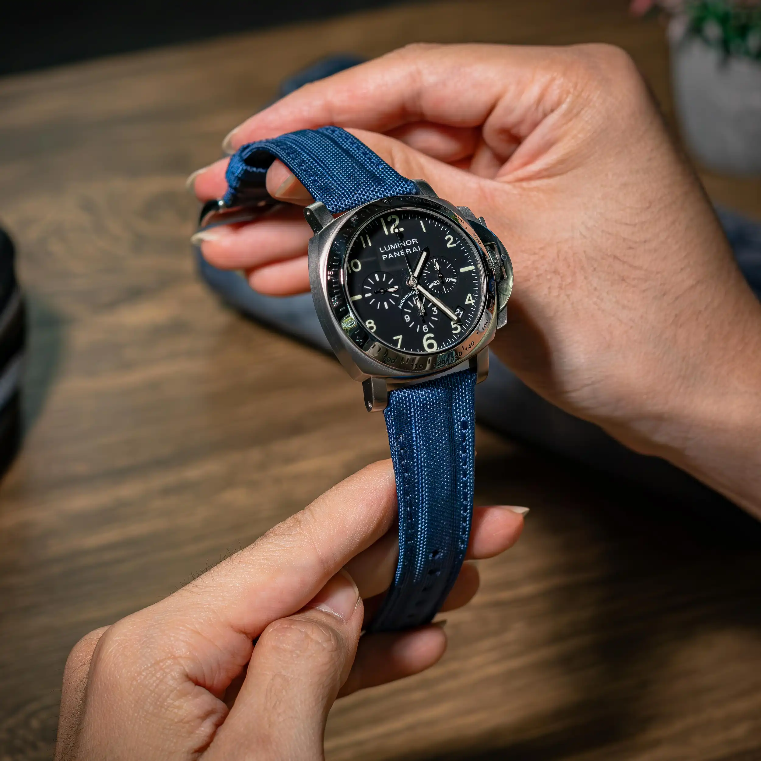 dark-blue-kevlar-strap-on-Panerai-Luminor-PAM00072-made-by-Gunny-Straps