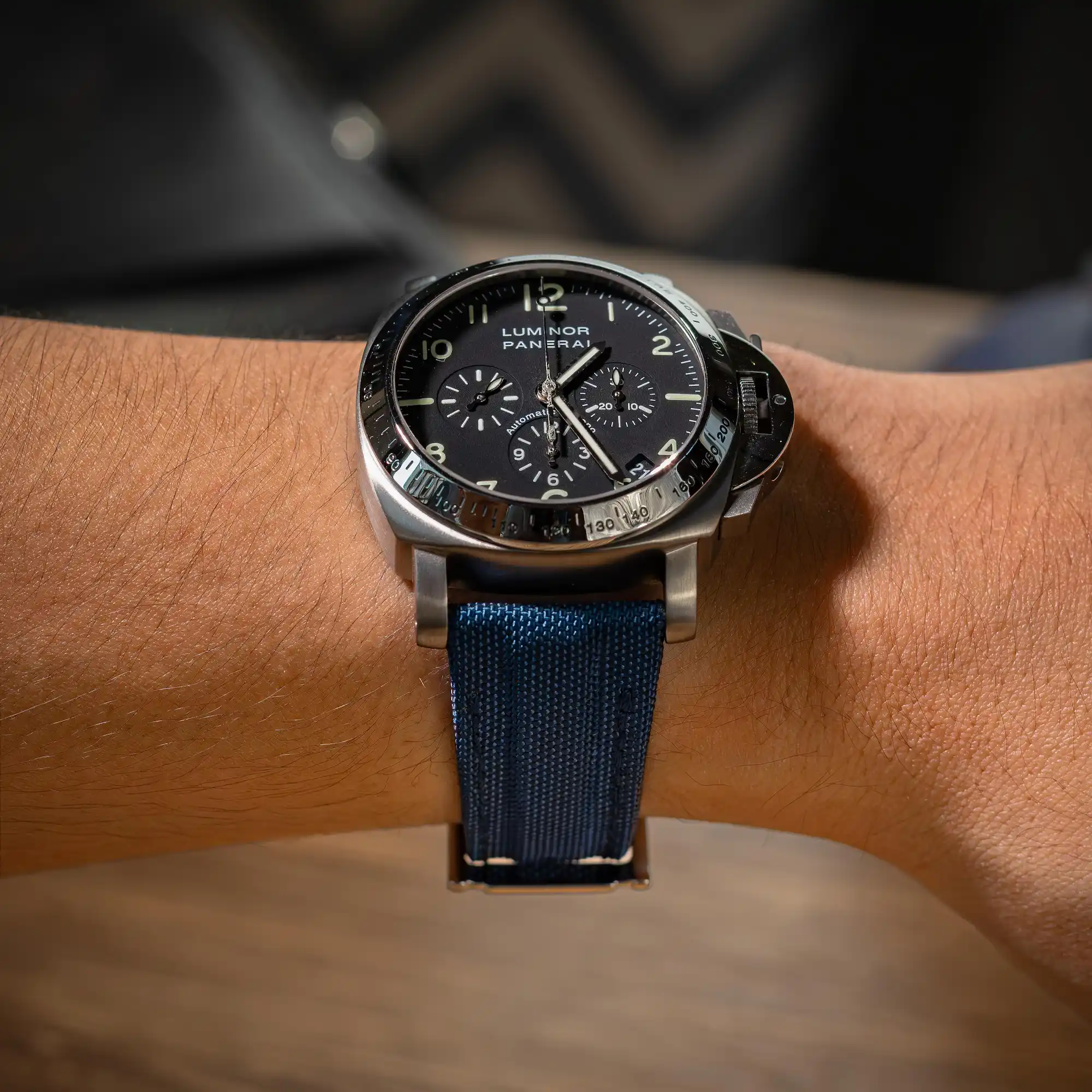 dark-blue-kevlar-strap-on-Panerai-Luminor-PAM00072-made-by-Gunny-Straps
