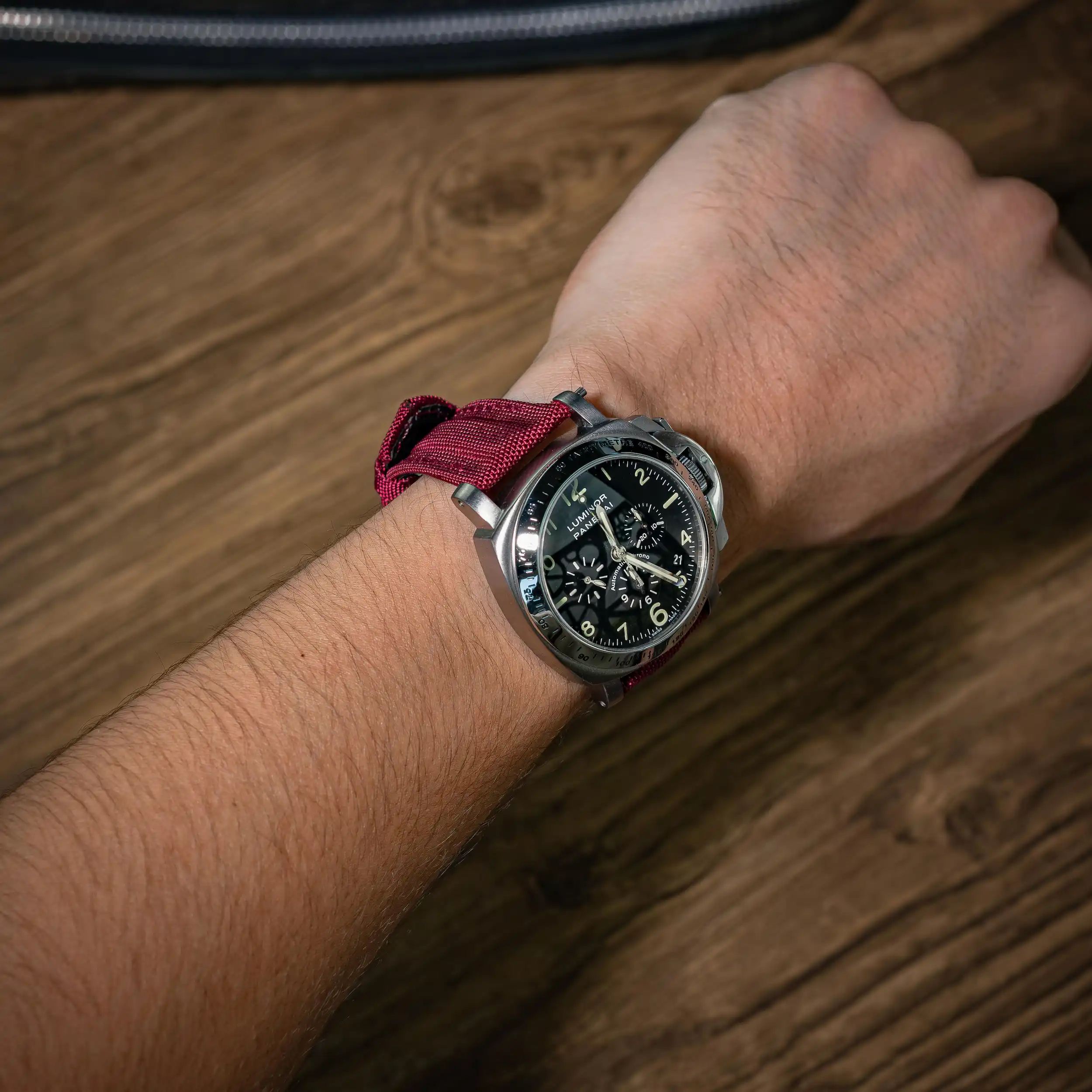 magenta-kevlar-strap-on-Panerai-Luminor-PAM00072-made-by-Gunny-Straps