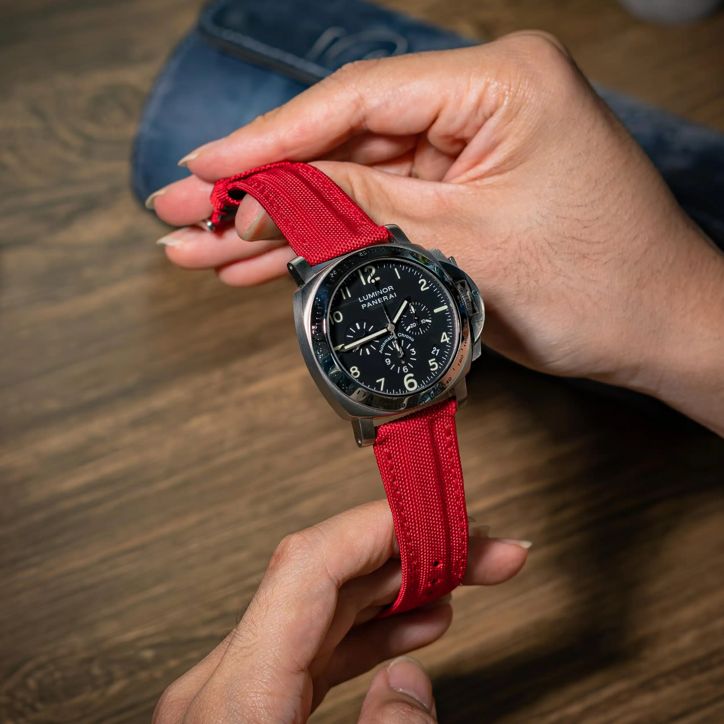red-kevlar-strap-on-Panerai-Luminor-PAM00072-made-by-Gunny-Straps