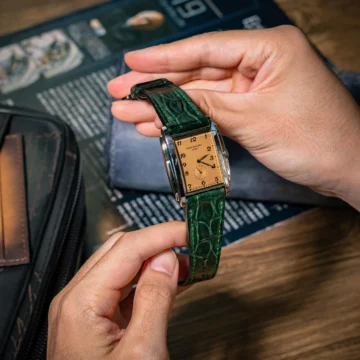 dark-green-crocodile-strap-on-patek-philippe-gondolo-made-by-Gunny-Straps